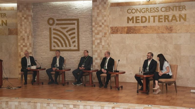 90e4574ba672d4d34fc6640b601fb5ae L