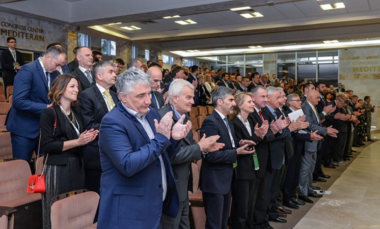 b9ad772005653afce4d4bd46c2efe842 XL