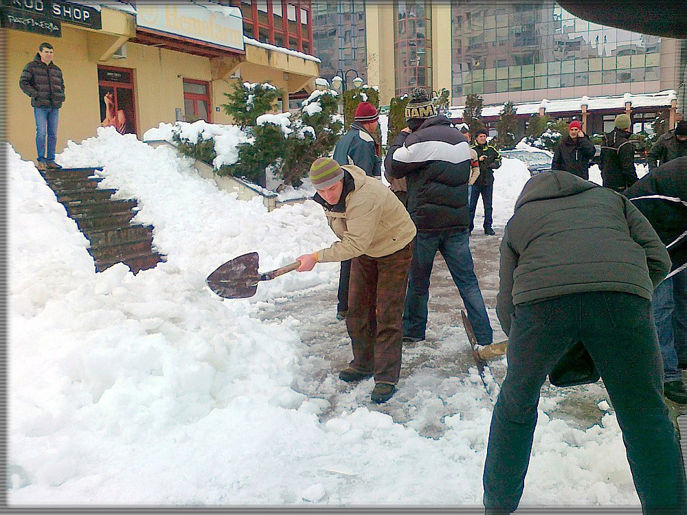 Čišćenje snijega ispred NDC-a 13.2.2012